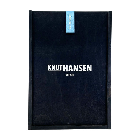 Knut Hansen Dry gin fa díszdobozban 2 pohárral (0,5L / 42%) Knut Hansen Dry gin fa díszdobozban 2 pohárral (0,5L / 42%)